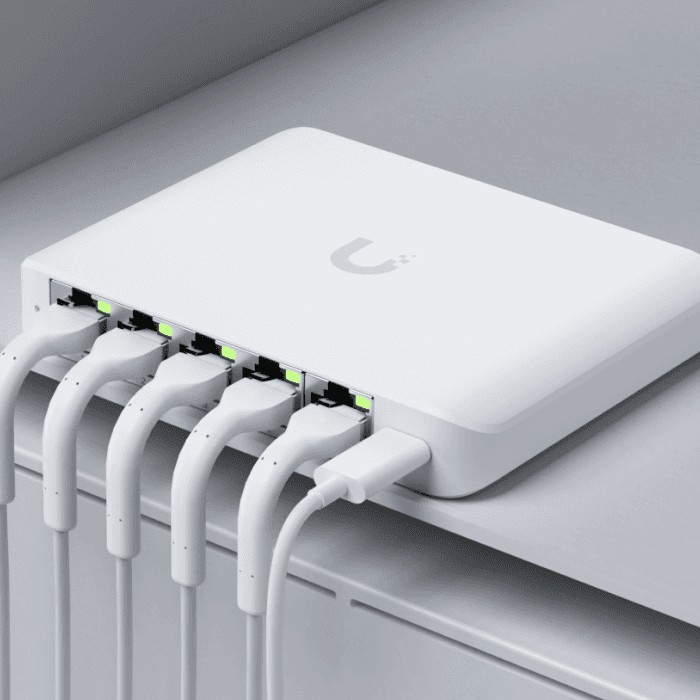 Ubiquiti 5-port 2.5G switch that can be powered with PoE or a USB-C adapter; 4x 2.5 GbE ports, 2.5 GbE PoE input port for power 