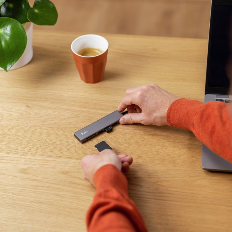 Halyx Fast USB-C & Card Reader, 3-port Hub 
