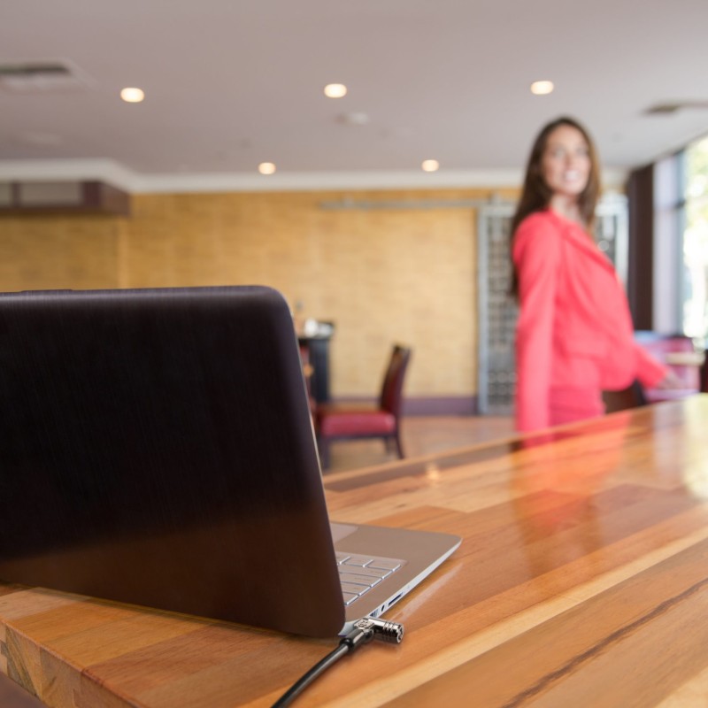 CABLU securitate KENSINGTON pt. notebook slot standard,cheie standard,conectare directa,1.8m, cablu otel ultra-carbon,permite pivotare si rotire, 